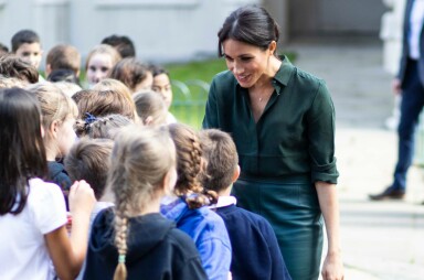 SNAKKET MED BARNA: Hertuginne Meghan tok seg god tid til å snakke med barna som hadde møtt opp utenfor Westbourne House School. Foto: NTB scanpix SNAKKET MED BARNA: Hertuginne Meghan tok seg god tid til å snakke med barna som hadde møtt opp utenfor Westbourne House School. Foto: NTB scanpix